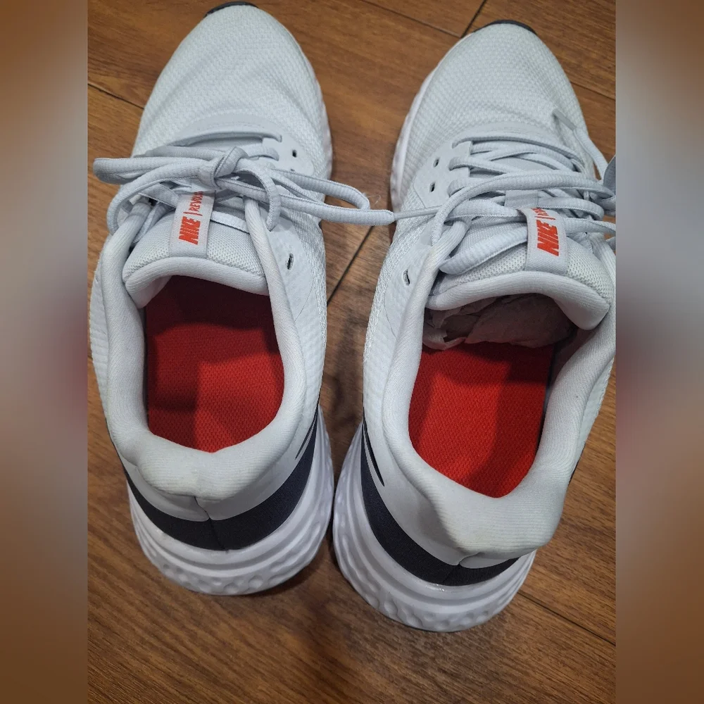 Nike Men's Gray Running Shoes